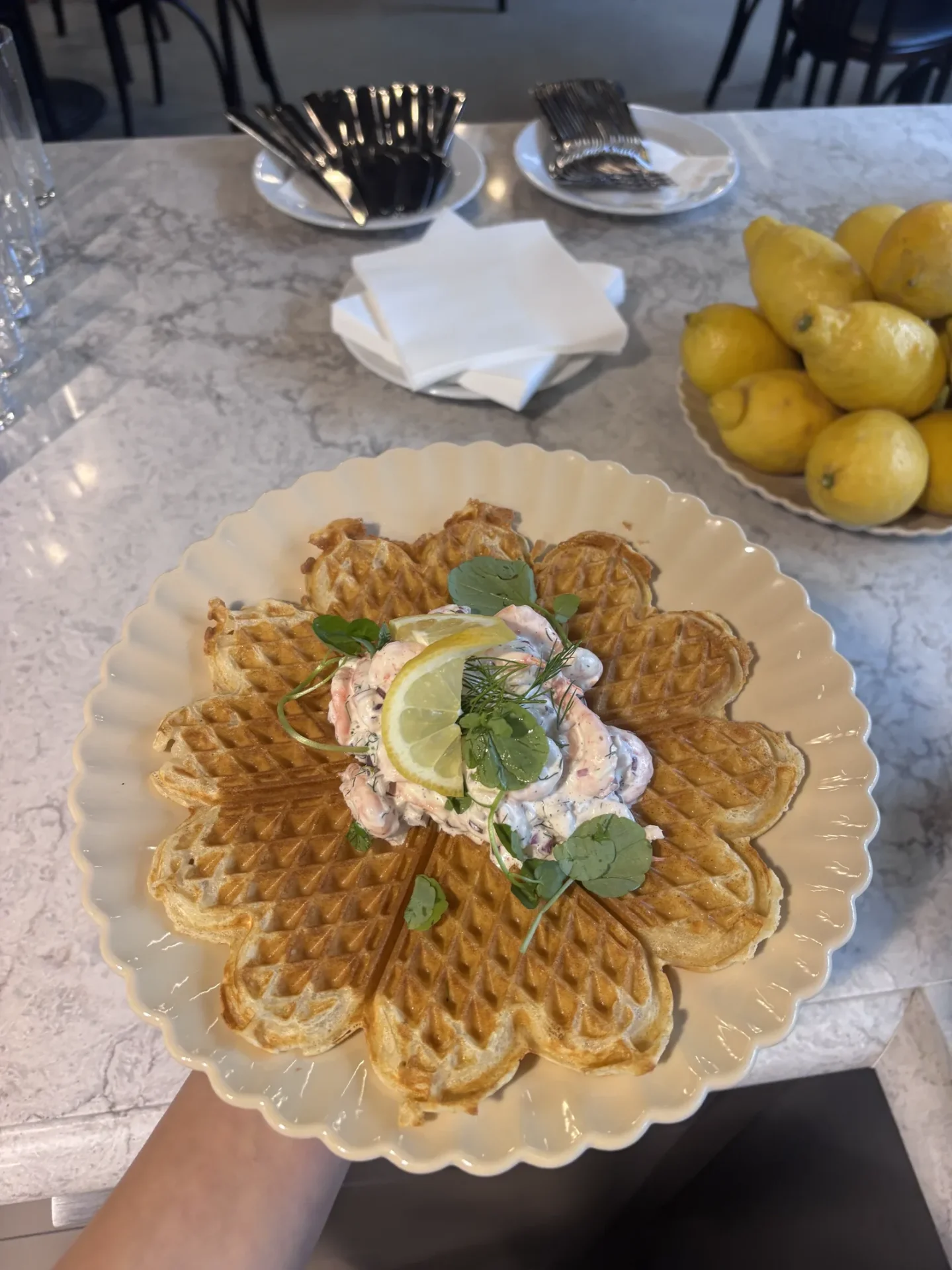 Räkmacka i Göteborg med räkor, ägg, picklad rödlök och dill