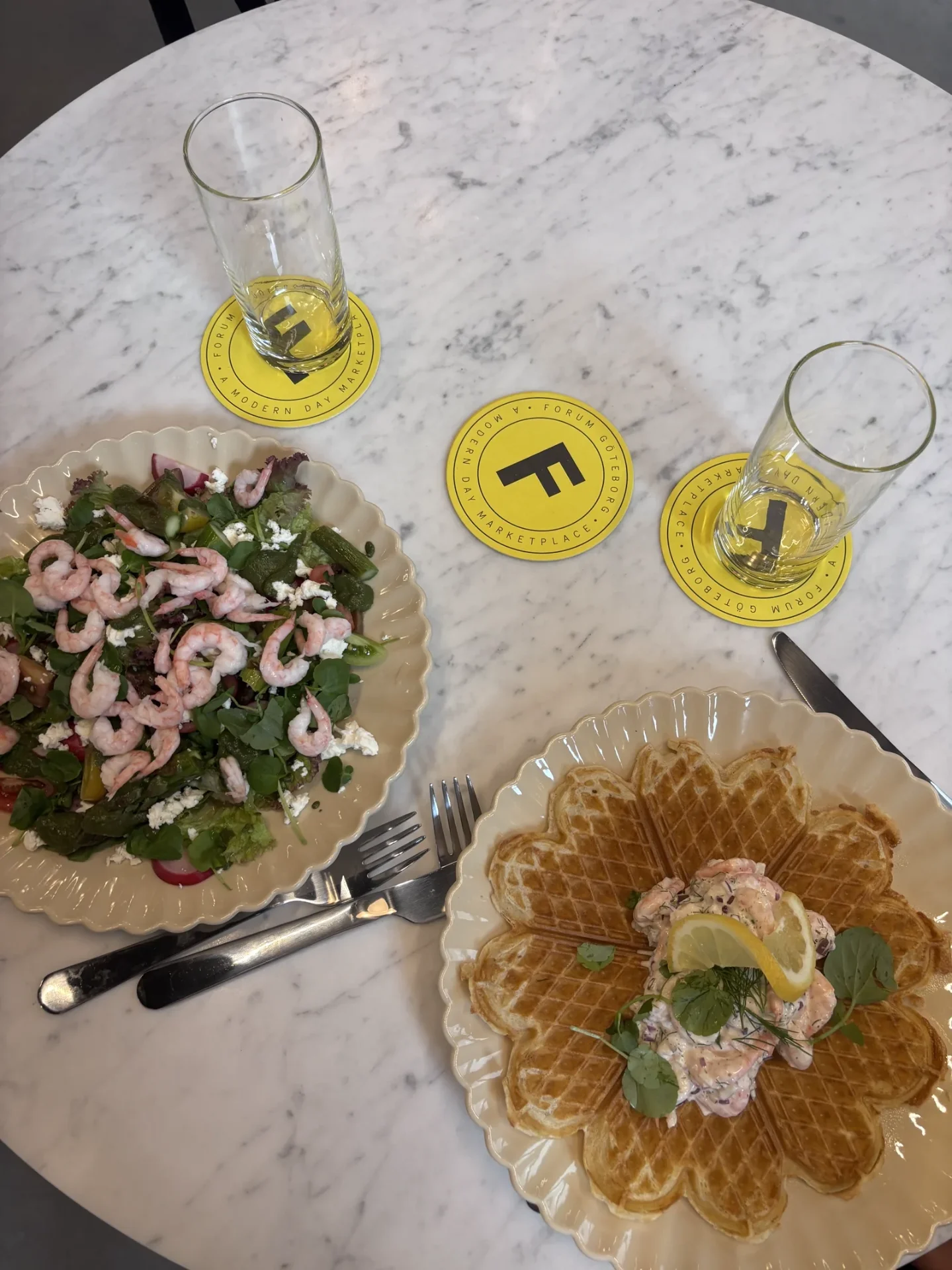 Frasig hjärtvåffla med skagenröra, dill och citron på Forum Mat och Dryck i Göteborg
