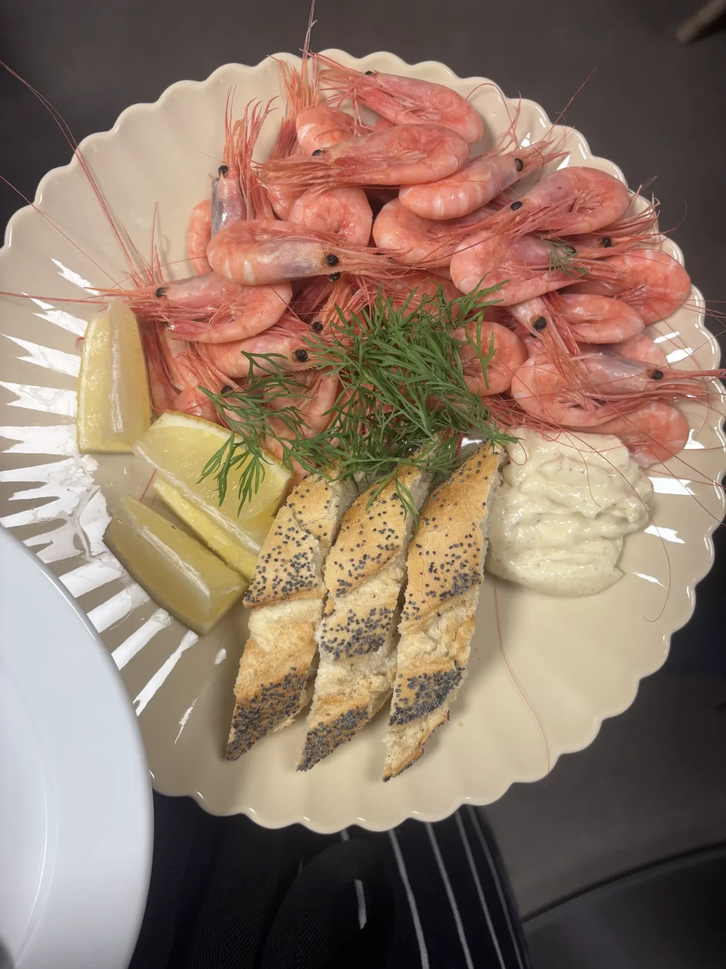 Räksallad med fetaost och grönt på marmorbord i Gamlestadens Fabriker